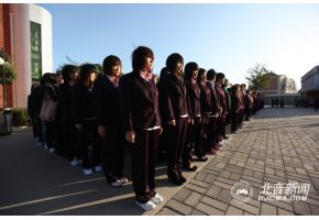 我校举行“为建校十周年献礼”升旗仪式