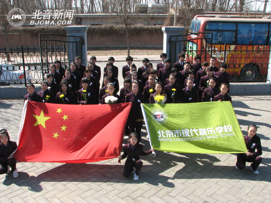 出发前学校教学楼前集体留影
