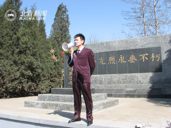 学生会主席在讲无名烈士的故事