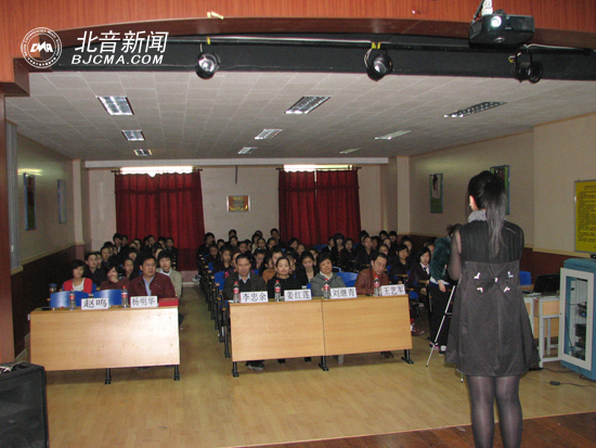 观众为精彩演讲陶醉