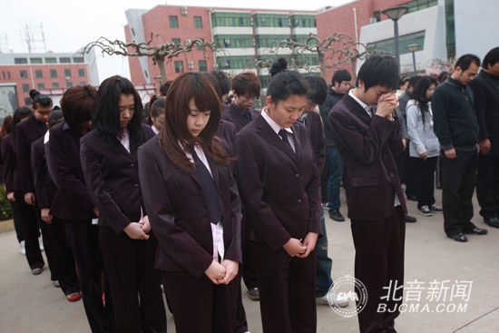 学生为遇难同胞祈福