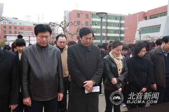 李罡院长等领导素装出席
