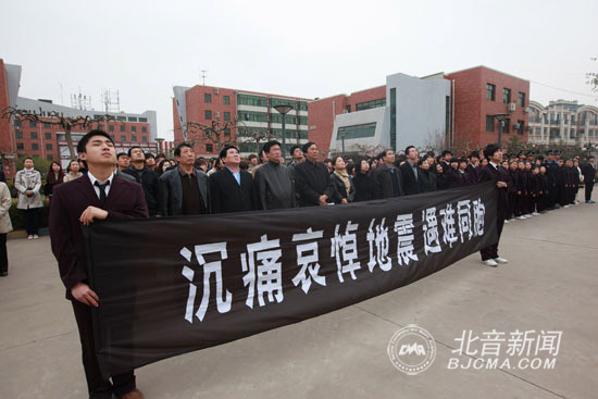 师生庄严肃立面向国旗