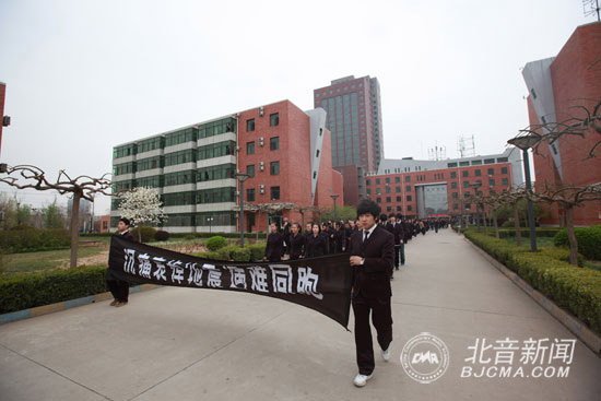 学生有序来到默哀场地
