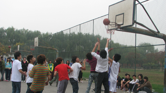 球场上同学们生龙活虎