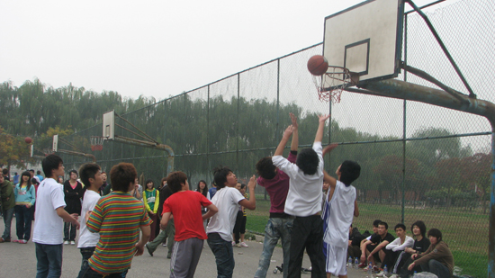 球场上同学们生龙活虎