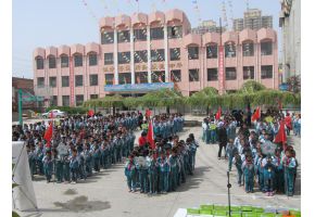 北京市现代音乐学校学生开克尔曼尼前往家乡学校献爱心