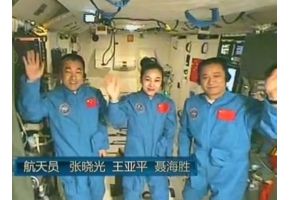 我校组织学生观看“神十太空授课”