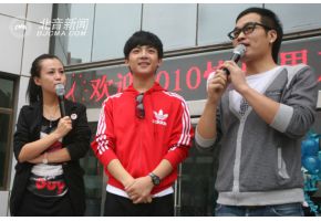 吴俊余荣归母校 昔日同窗大呼死鬼