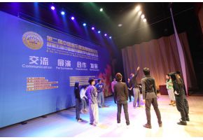 北京市现代音乐学校音乐剧教学部特聘专家Andrew Delo进行“音乐剧排练”教学展示